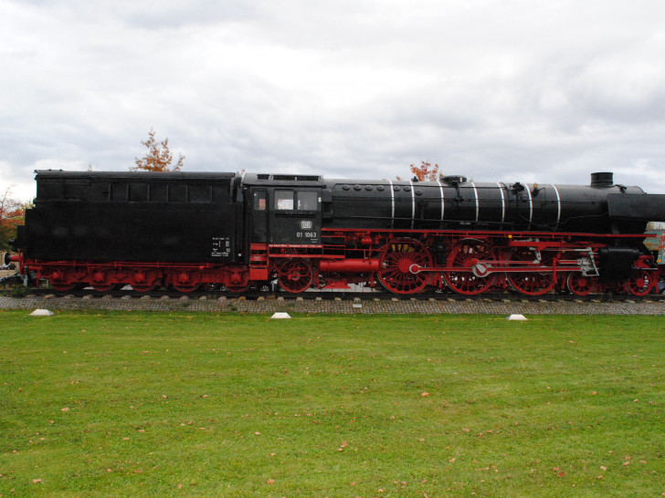 Die Denkmallokomotive (noch) am Hauptbahnhof. (Archiv)