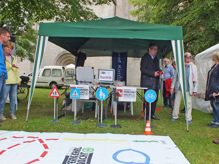 Der Stand der Verkehrswacht vor dem Dom wurde während des Domfestes von vielen Besuchern aufgesucht. Foto: Verkehrswacht