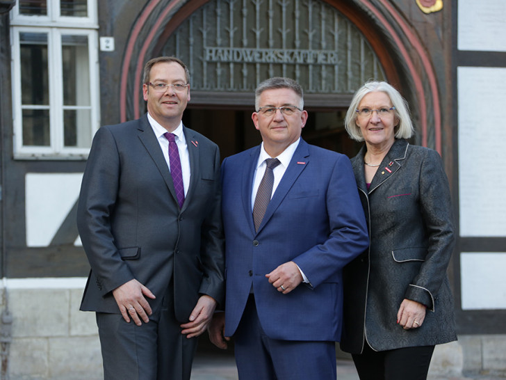 Das wiedergewählte Präsidium der Handwerkskammer Braunschweig-Lüneburg-Stade: Arbeitnehmervizepräsident Lutz Scholz (v.l.), Präsident Detlef Bade und Vizepräsidentin Arbeitgeber Heidi Kluth. Foto: Fotostudio Sascha Gramann