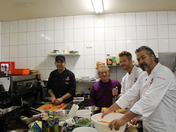 Die Kochprofis Ole Plogstedt, Frank Oehler und Nils Egtermeyer bereiten mit Toni Dallas den Abschlussabend vor. Foto: Jan Borner