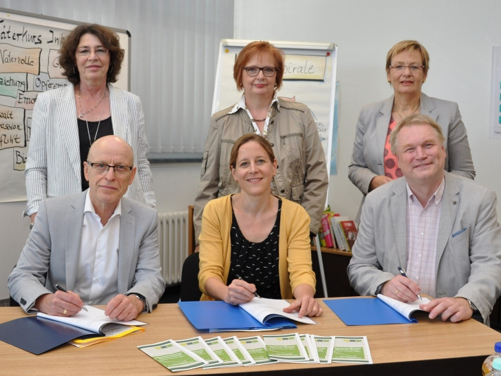 Vordere Reihe, v.l.n.r.: Werner Schlichting (Erster Kreisrat des Landkreises Helmstedt), Monika Müller (Sozialdezernentin der Stadt Wolfsburg) und Rolf Amelsberg (Kreisrat des Landkreises Gifhorn) unterzeichneten den Kooperationsvertrag. Dahinter (v.l.n.r.) die Impulsgeberinnen für die Beratungsstelle: Katrin Morof (Gleichstellungsbeauftragte des Landkreises Helmstedt), Beate Ebeling (Gleichstellungsbeauftragte der Stadt Wolfsburg) und Christine Gehrmann (Gleichstellungsbeauftragte des Landkreises Gifhorn). Foto: Stadt Wolfsburg
