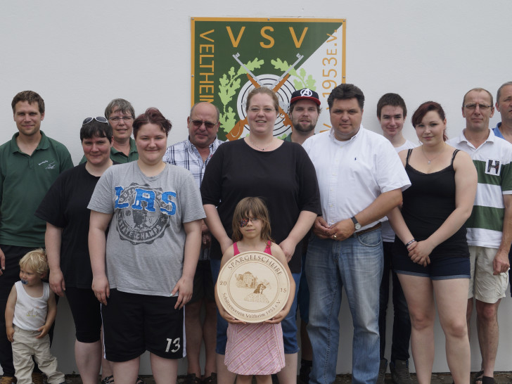 Anne-Maria Becker (Mitte) gewinnt die von Uwe Schäfer (rechts daneben) gespendete Spargelscheibe.
Foto: Privat