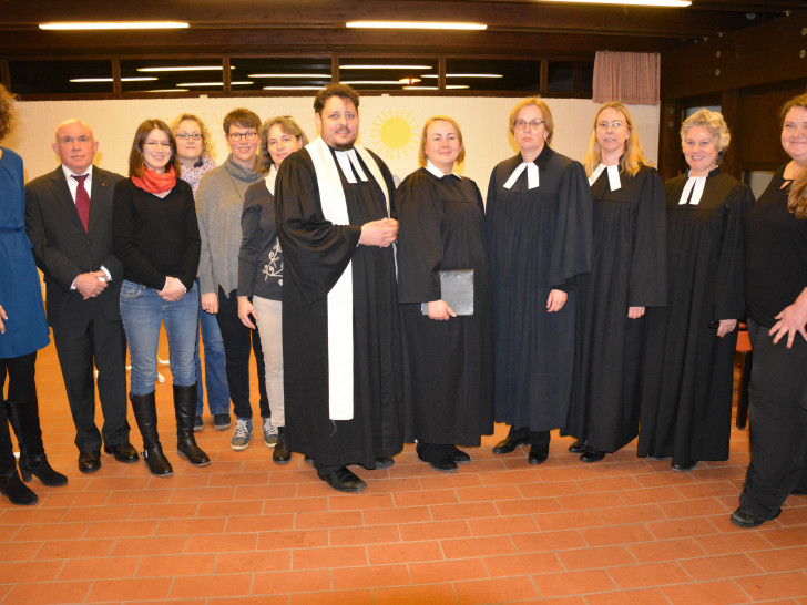 Pastorin Dr. Susanne Hennecke (vierte von rechts) wurde vom Kirchenvorstand und Kollegen verabschiedet. Foto: Ev.-luth. Kirchenkreis Peine
