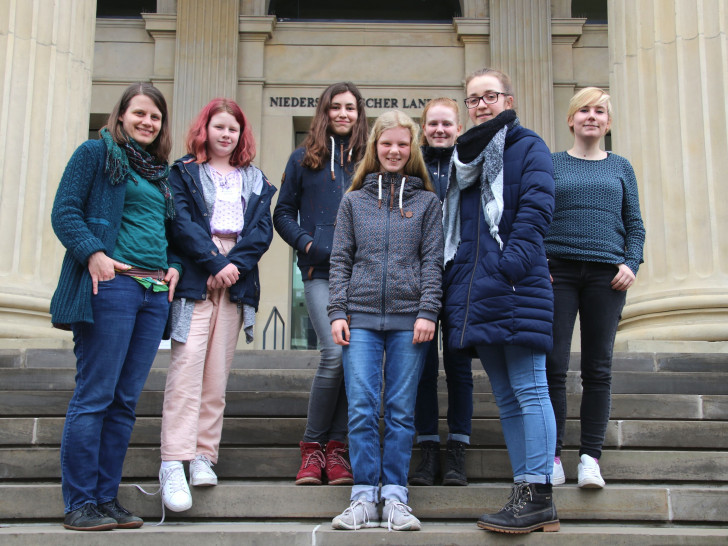 Schülerinnen aus Gifhorn und Salzgitter mit den Abgeordneten Imke Byl (rechts) und Julia Hamburg (links). Foto: Bündnis 90/Die Grünen