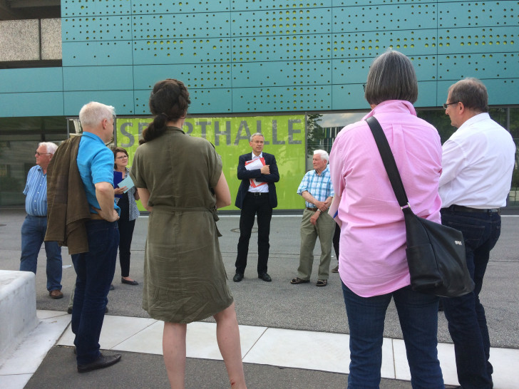 "Unterwegs mit…": Die dialogischen Stadtspaziergänge mit Stadtbaurat Kai-Uwe Hirschheide und Gästen werden auch 2019 fortgesetzt. Foto: Stadt Wolfsburg.