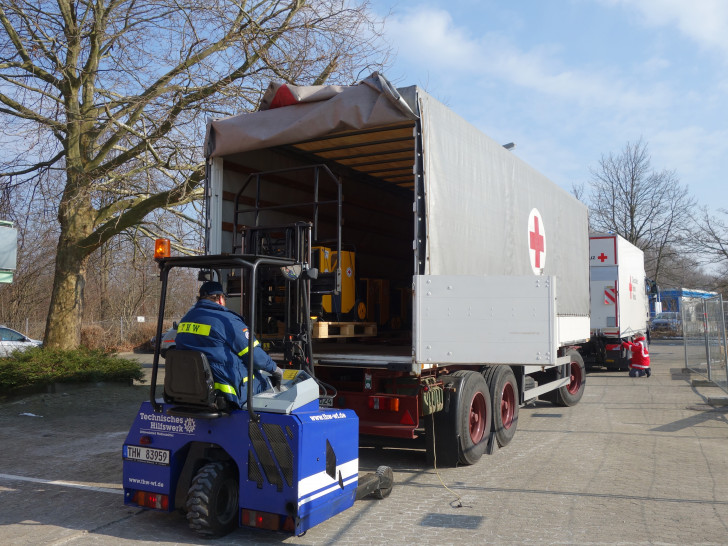 Das Deutsche Rote Kreuz verlädt zusammen mit dem Technischen Hilfswerk die Bautrockner für den Transport nach Berlin. Fotos: DRK 
