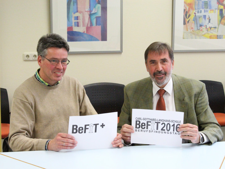 Organisator der Berufsfindungstage Bertram Müller und Schulleiter Peter Walte präsentieren das erweiterte Angebot BeFit+. Fotos: Max Förster