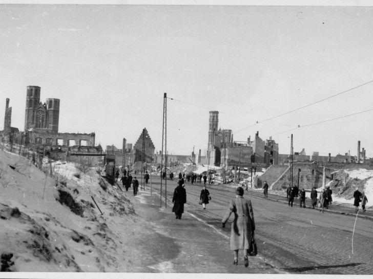 Blick von der Fallersleber Straße zur Katharinenkirche (links) und Andreaskirche, Foto: H. J. Querfurth 1947 