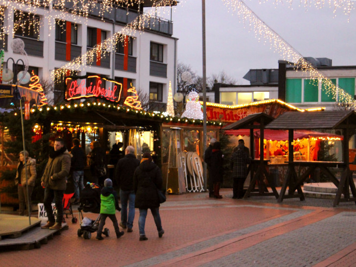 Auf dem Weihnachtsmarkt in Lebenstedt schlugen bereits am Montag Taschendiebe zu. Foto: Archiv/Alexander Panknin. Video: Sandra Zecchino