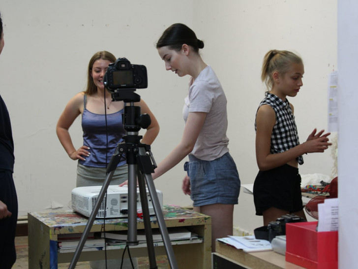 Anhand der „making-of“-Fotos wird am 7. September über die Arbeit in den Workshops des Projekts „Blick über den Tellerrock“ gesprochen. Foto: Kreismuseum Peine, Hannah-Sofie Springer