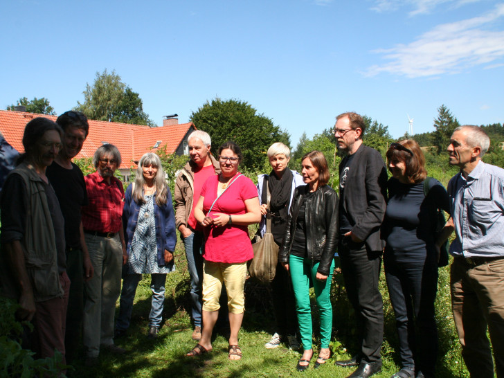 Mitglieder und Freunde der Cremlinger Grünen besichtigten den Betrieb Athene Bio in Eilum. Zweiter von links Norbert Haiduk. Foto: Karin Hotopp
