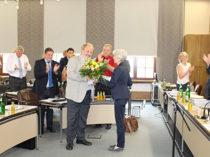 Landrätin Christiana Steinbrügge bedankt sich bei dem Kreistagsabgeordneten Rainer Hasselmann für sein jahrelanges Engagement als stellvertretender Landrat. Foto: Jan Borner