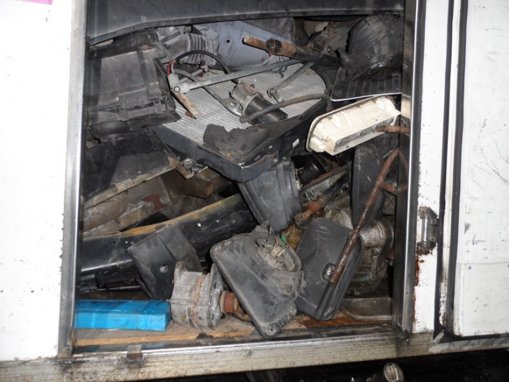 Alte ölverschmierte und stark verschmutzte Autoteile sowie Getriebe, Auspuff und alte verschmutzte Haushaltswaren befanden sich auf dem Laster. Foto: ots