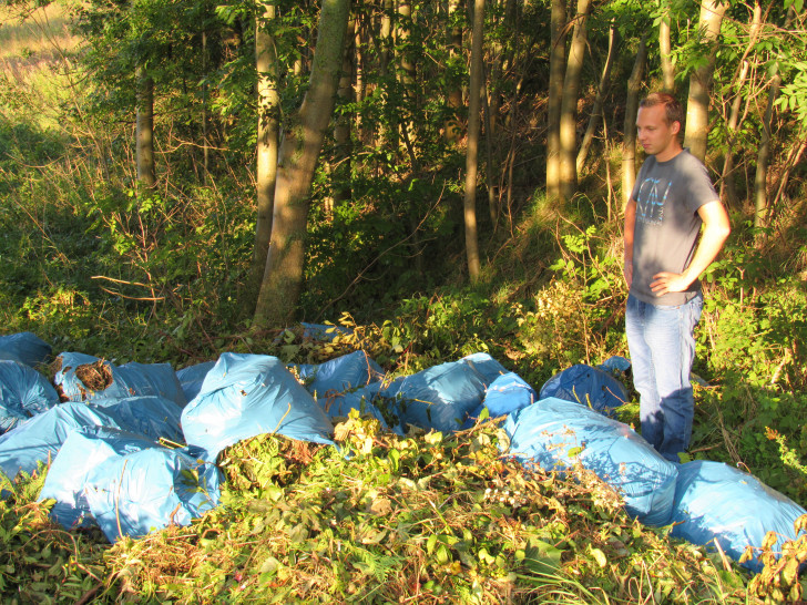 Philipp Lüer (CDU) an der Stelle mit den mehr als 30 illegal abgeladenen Müllsäcken. Foto: Privat