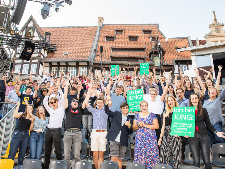Schüler der Sally Perel Gesamtschule und des Wilhelm Gymnasiums unterstützen die Aktion. Foto: Staatstheater Braunschweig 