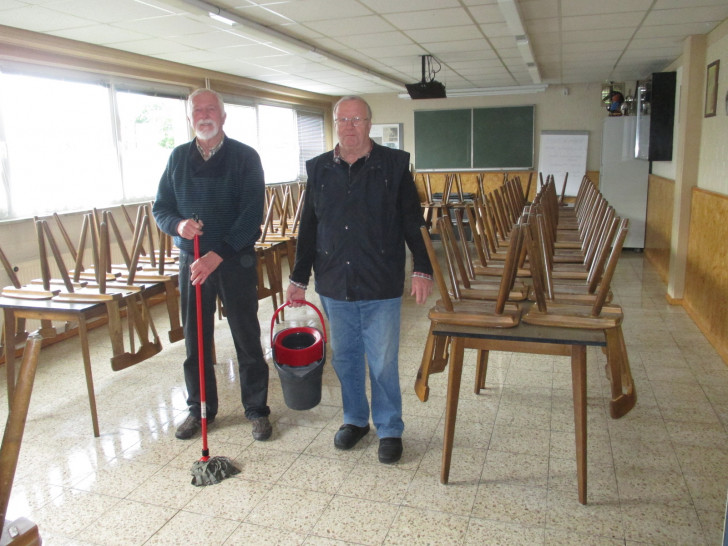 Ronald Brütsch (links) und Albert Linne beim Reinigen des Unterrichts- und Gemeinschaftsraumes. Foto: Privat