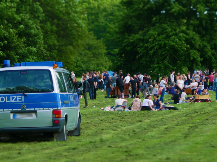 Unter den wachsamen Augen der Polizei feierten Gäste im vierstelligen Bereich am Salzgittersee. Fotos: Alexander Panknin; Rudolf Karliczek