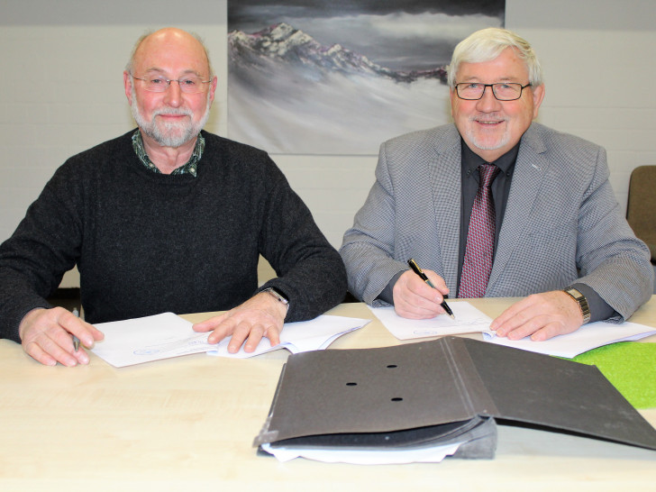 Dr. Hubertus Köhler und Hans-Herman unterzeichnen den Vertrag. Foto: Wasserverband Peine