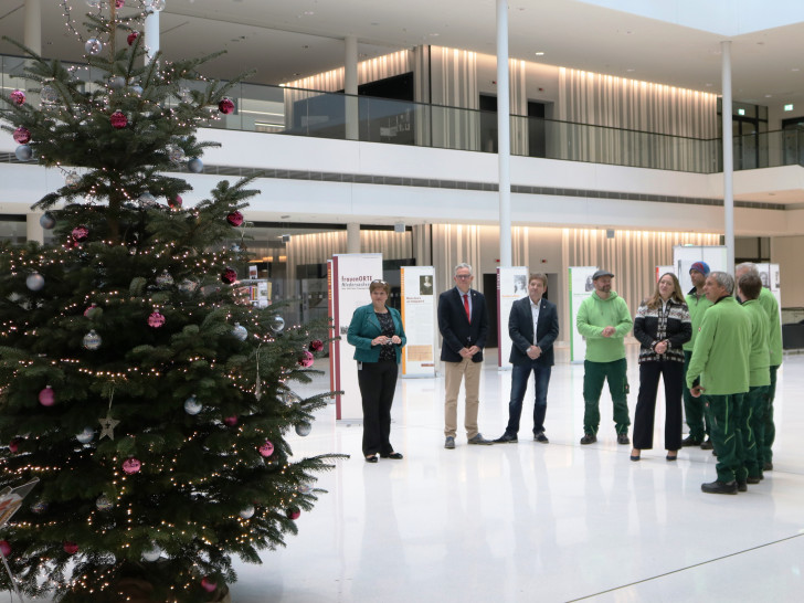„Landtag Weihnachtsbaum“: Landtagspräsidentin Dr. Gabriele Andretta (Fünfte v.r.) dankt denNeuerkeröder „Anpackern“ für den schön geschmückten Weihnachtsbaum. Foto: Evangelische Stiftung Neuerkerode