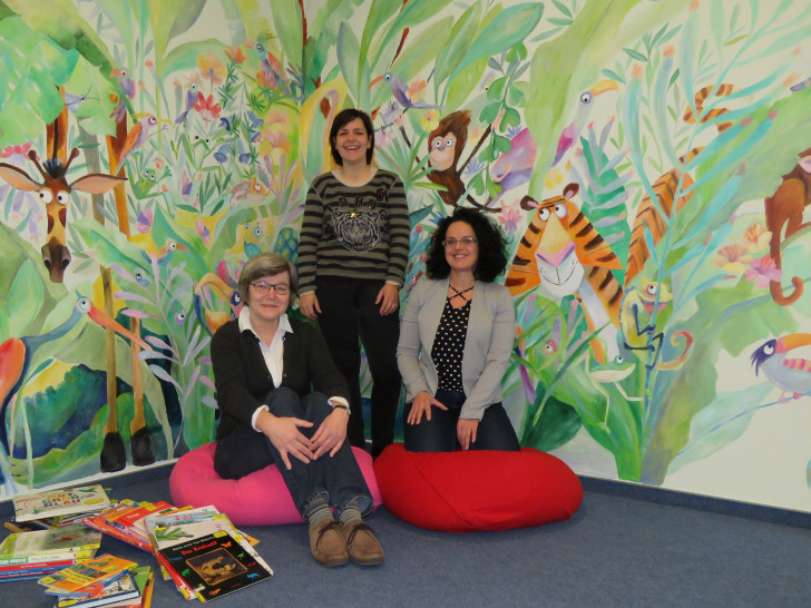 S.Schaper (Büchereileitung), Julia Henke (Illustratorin), D. Bergmann-Baczynski (stellv. Büchereileitung_Foto Stadtbücherei