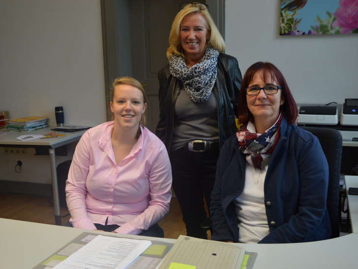 Die neue Auszubildende Maren Löckener mit Petra Eickmann-Riedel und Andrea Martin. Foto: Richert
