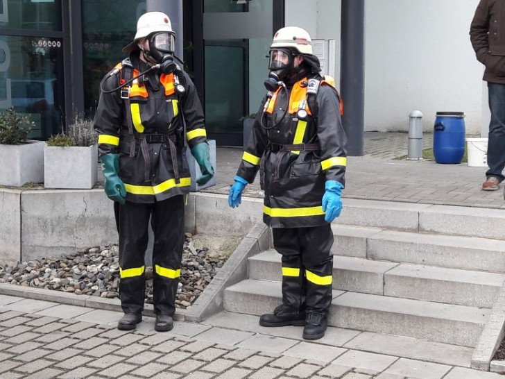 Die Feuerwehr ging mit Spezialausrüstung in das Gebäude und entsorgte die Chemikalie. Foto: Feuerwehr Wolfenbüttel