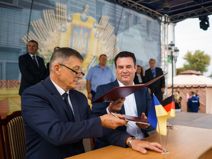 Die Bürgermeister der Partnerstädte bei der Unterzeichnung des Partnervertrages.

Foto: Stadt Gifhorn