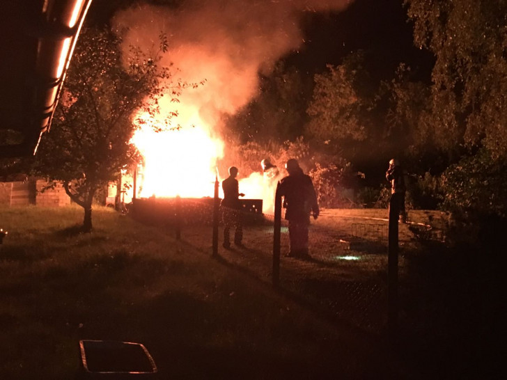 Als die Feuerwehr eintraf, brannte die Gartenlaube bereits vollständig. Fotos: Alexander Weis,
Pressesprecher Feuerwehr Helmstedt