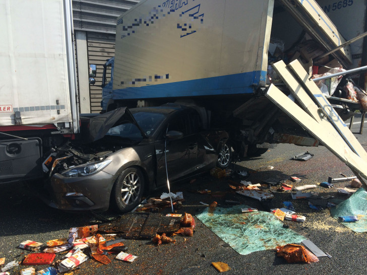 Ein schwerer Folgeunfall hat sich auf der A2 ereignet. Ein LKW-Fahrer fuhr auf das Stauende auf. Foto:24-7aktuell (BM)