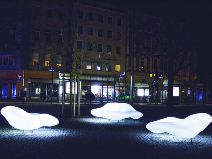 Die „Larus“-Leuchtbänke
im Kultviertel, Friedrich-Wilhelm-Platz. Foto: Kultviertel e.V. / Philipp Ziebart