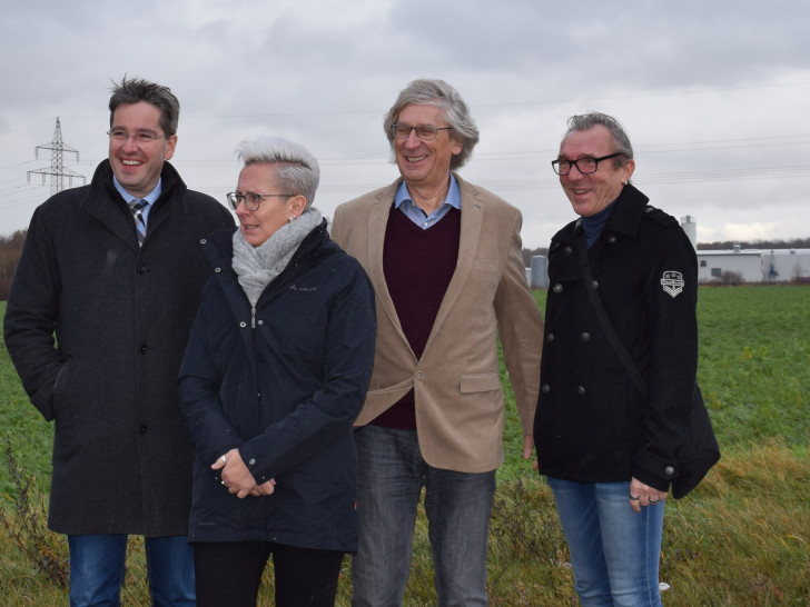 Dr. Oliver Junk (von links), Rosemarie Walter von der Wirtschaftsförderung, Dr. Christoph Freist und Dirk Becker sehen sich das Grundstück an, auf dem DFA sich erweitern möchte.
Foto: Stadt Goslar