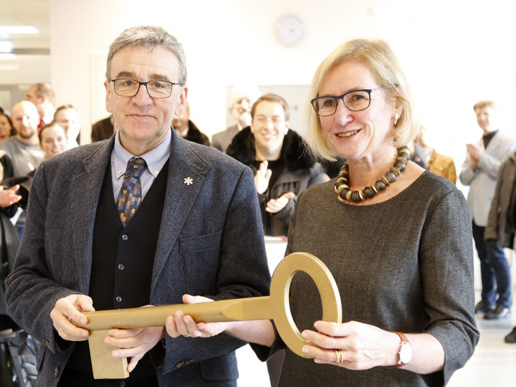 Bürgermeister Thomas Pink übergab den symbolischen Schlüssel für den sanierten Trakt an Schulleiterin Dr. Ute Krause. Fotos: Stadt Wolfenbüttel