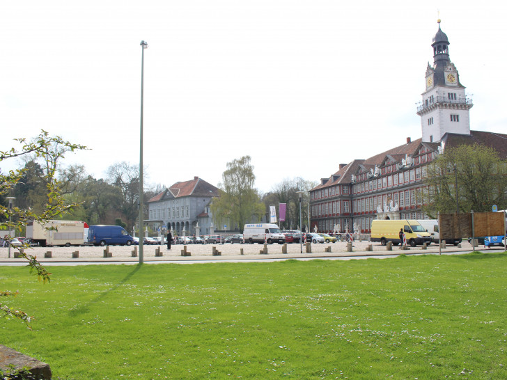 Es soll geprüft werden, ob der Schlossplatz im Zuge seiner Neugestaltung abgesenkt werden kann. Fotos: Jan Borner