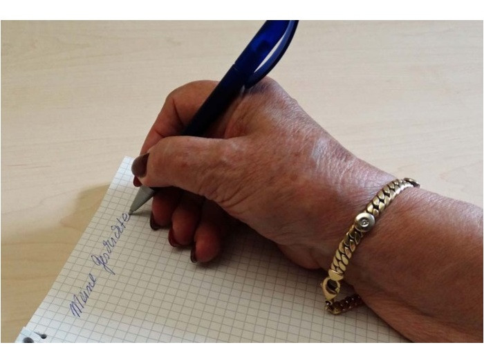 Bei einem Kurs zum autobiografischen Schreiben lernen Senioren, ihre Gedanken und Erinnerungen richtig zu verpacken. Foto: Stadt Salzgitter