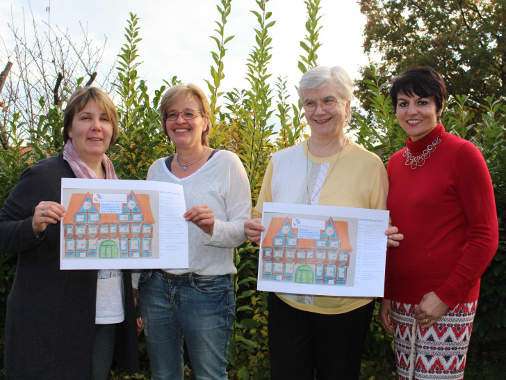 Die Projektgruppe „Lebendiger Adventskalender“ präsentiert die Plakate, Foto: Jan Borner