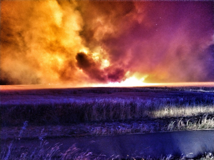 Flammen erhellen die Nacht. Fotos: Feuerwehr Vorsfelde