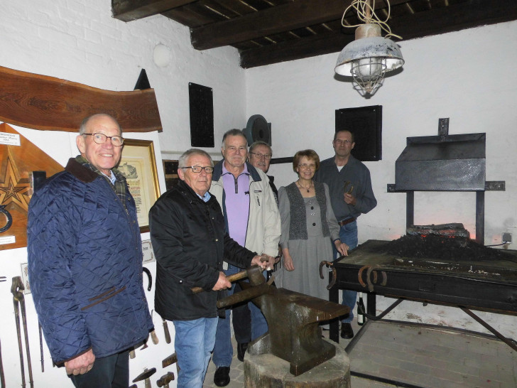 Wolfgang Steckhan, Lothar Hattwig, Claus-Dieter Großhennig, Hans-Gert Hotop, Dorothee Schacht und Manfred Bolluck in der Schmiede. Foto: Förderkreis Heimathaus Alte Mühle Schladen e.V