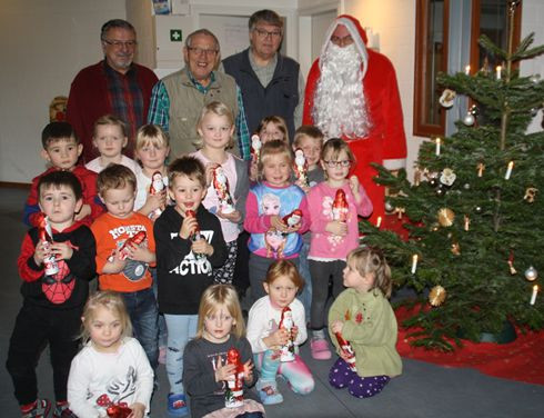 Werner Blasche, Otto Segger und Eberhard Grund besuchten mit dem Weihnachtsmann die Kinder des Kindergartens Astrid-Linderen und der Krippe Bullerbü. Foto: Stadt Schöningen