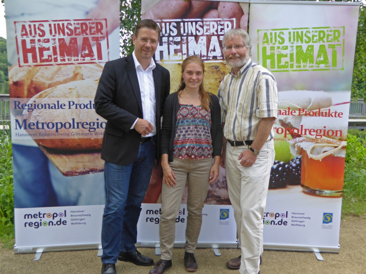 Kai Florysiak von der Metropolregion GmbH, Lunja Ernst und Dr. Oskar Kölsch (von links) von der Vermarktungsgemeinschaft ISE-LAND e.V. freuen sich über den Beginn des Projekts „Auf- und Ausbau von Regionalinitiativen in der Metropolregion Hannover Braunschweig Göttingen Wolfsburg“. Foto: Privat