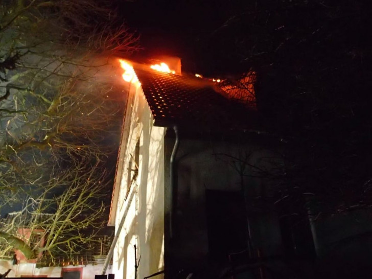 Der Dachstuhl des Hauses brannte. Fotos: Feuerwehr Helmstedt