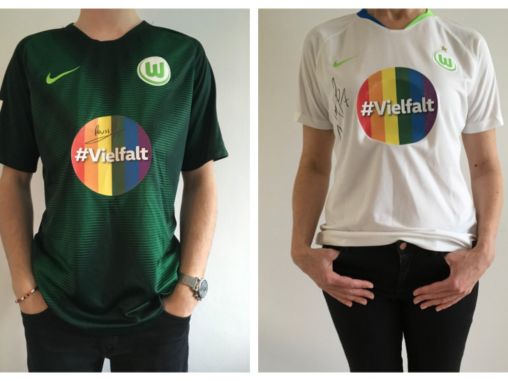 Die Shirts sind größtenteils handsigniert. Fotos: Aids-Hilfe Wolfsburg