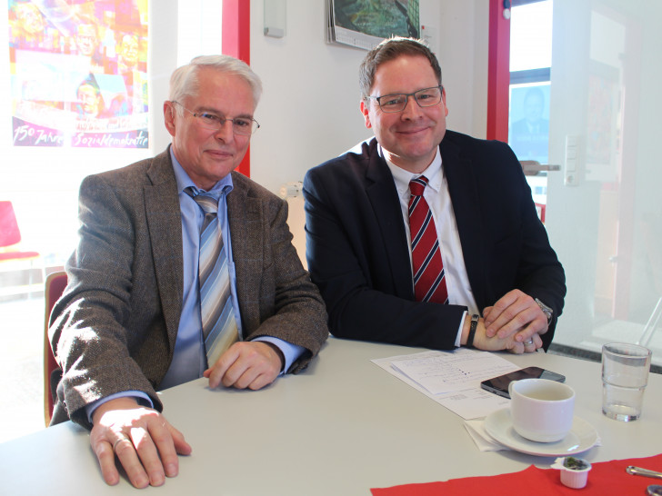 Niedersachsens Finanzminister Peter-Jürgen Schneider (li.) und Landtagsabgeordneter Marcus Bosse. Fotos: Alexander Dontscheff