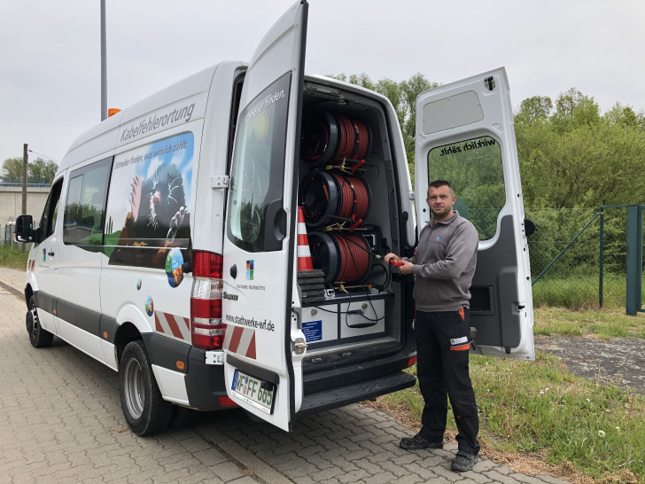 Ronny Künnemann, Mitarbeiter im Technischen Service, stellt den neuen Kabelwagen vor. Foto: Stadtwerke Wolfenbüttel

 