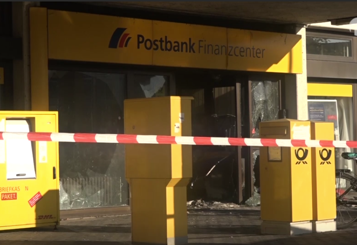 Wegen der Sprengung des Geldautomaten ist der Betrieb an der Filiale immer noch eingeschränkt. Foto: Aktuell24(BM)