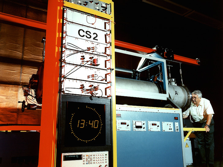 Die primäre Atomuhr CS2 der PTB liefert die Sekundenintervalle der gesetzlichen Zeit (MEZ bzw. MESZ), mit denen – über einen Langwellensender in Mainflingen bei Frankfurt – alle Funkuhren in Deutschland gesteuert werden. Foto: PTB