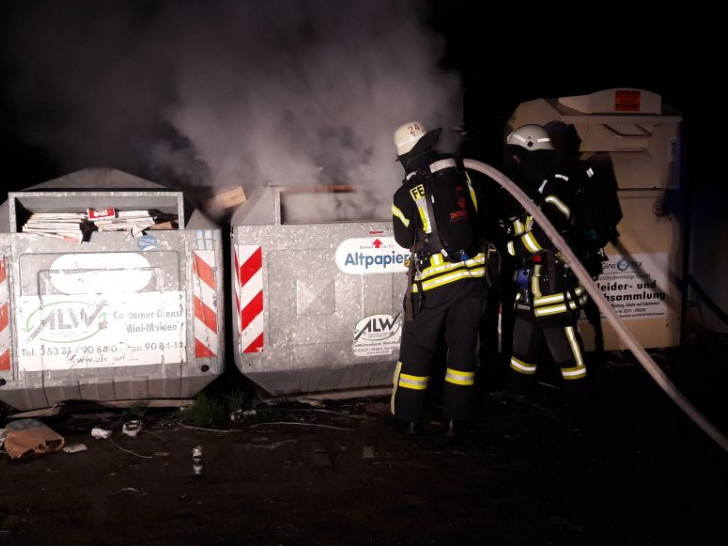 Heute Nacht musste die Wolfenbütteler Feuerwehr erneut zu einen Containerbrand ausrücken. Fotos: Foto: Stadtfeuerwehr Presse-Team (Hop)