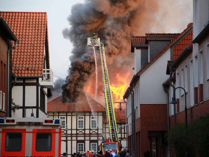 In der Altstadt von Bad kommt es derzeit zu einem heftigen Feuer. Fotos: Rudolf Karliczek