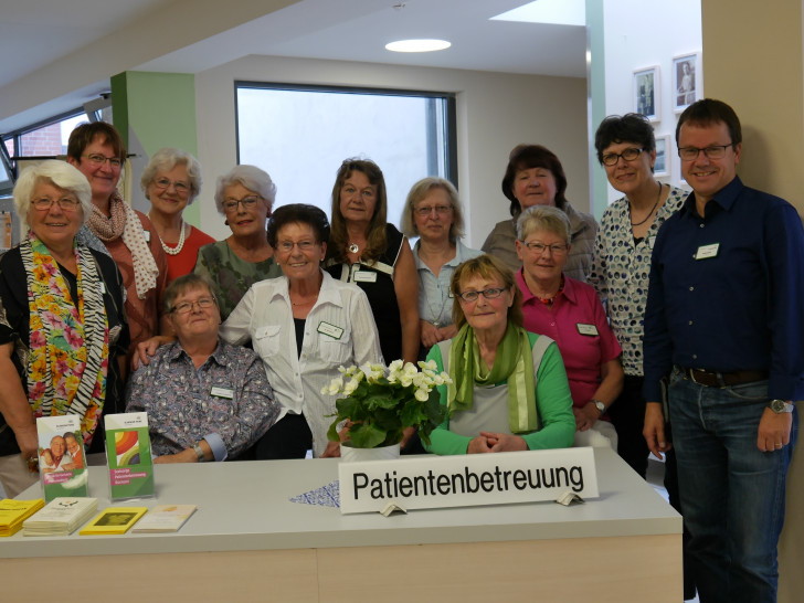 Die Ehrenamtlichen aus dem Patientenbegleitservice mit ihrer Leiterin Ursula Kalkreuth und Pastor Stefan Giesel. Fotos: AKH-Gruppe