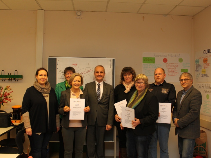 Neun Integrationslotsinnen und Integrationslotsen des Landkreises Goslar haben ihre Ausbildung abgeschlossen. Foto: Landkreis Goslar