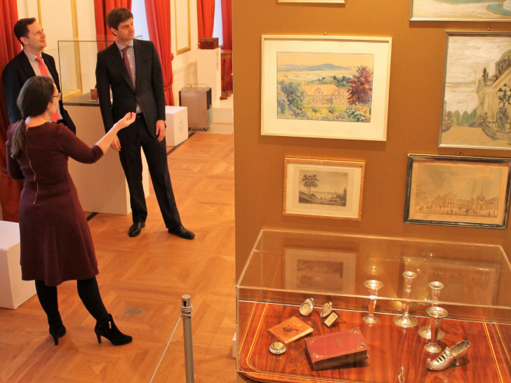 Museumsleiterin Dr. Ulrike Sbresny führt durch die Sonderausstellung.
Foto: Schlossmuseum